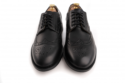 Мужская обувь дерби: стоит ли убирать, если за окном снег